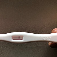 6月2号来的月经，4天就走了，到现在7月13大姨妈还没来，7月10号测的时候是白板，今天晚上换了个牌子测的...