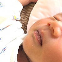 宝宝出生第14天了，最近宝宝嘴唇好干又掉皮，反复这样，几天了都不见好转，这是什么情况呢？有宝妈知道...