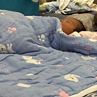 早产一个半月的小公子终于满月啦，依然小小个头，可是很健康可爱，放心了！