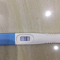 月经推迟了4天，今天心血来潮测了一下~这算两条线吗？没有晨尿测，准不准的？这是怀了吗？