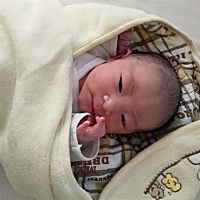 这是宝宝出生半个小时，今天第四天，大变样了，不好看了，很健康很乖，大家来接吧