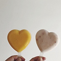 自制芒果和酸奶雪糕，虽然知道凉的不能多吃，最起码少了添加剂吃的放心些