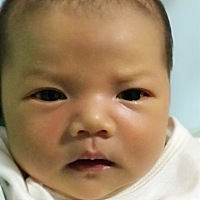 小公主出生八天，哥哥非要给妹妹拍照留念！