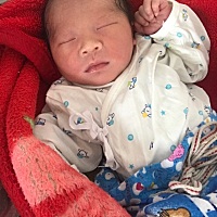 15号凌晨3点阵痛，见红，去到医院不到4点，检查开了七八分，宝宝5.33分就出生了。超快顺产是个男宝宝。