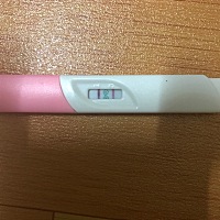 这是排卵了么？这是排卵棒图一是昨晚的。图二图三是刚刚测的。不太确定