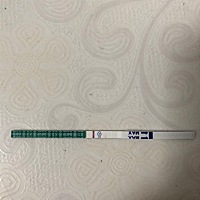 求姐妹们帮忙看下，你们能看到印吗……早上刚测时候是白板、过了好久准备扔了看到浅印，怀孕的几率大吗