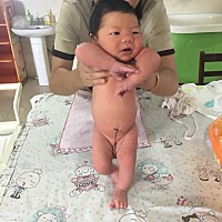 我们家的8斤4两连衣服都没得穿的了，我提前买的52得都小了🙄。话说肚脐贴买着并没有什么卵用，在医院...