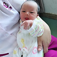 我发现比生孩子还痛的就是涨奶！一边宝宝叼着一只奶，月嫂阿姨帮忙按摩另一只奶，疏通奶管的时候真的痛...