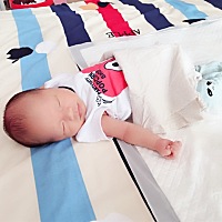 平时特别乖。今天闹腾了一上午！我们家迷信说法是有去世的亲人回来看他了！老妈给弄了一下还真的安稳的...