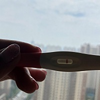 今天是姨妈日，坐等开奖。用早孕试纸测，正常看是白板，背着阳光和手电筒看就很清楚的看到灰印，不知道...