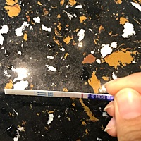 旁边只有很浅的一条线是有了吗？不是晨尿