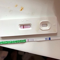 例假这个月推迟了 今天早上测的还是白板 有点害怕了 心好烦呀