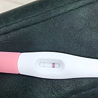 亲们 帮我看一下 我早上测的时候就一条杠 现在测 又是两条杠 到底怎么回事哦 好烦躁哦 现在去抽血的话会...