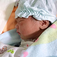 我家宝宝是个能睡的主，从下手术室，就换尿片，打针，的时候哭两声其他时间都在睡觉。都没见他睁开眼睛...