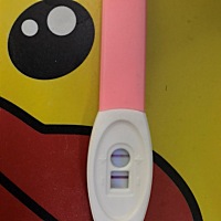 宝妈们，请帮我看下这是怀孕了吗？圆圈⭕里的那一条红线不是特别明显