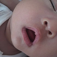 宝宝出生2个月啦，睡觉的时候要抱着，嘴巴微张