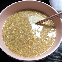 大家的月子都是怎么坐的？我一天吃四餐，有时早餐要自己煮，每天坐着抱宝宝喂奶，和老公一起帮宝宝洗澡...