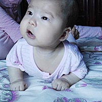 刚3个月 宝宝已经很想翻身了！就是特别爱吃手！咋办？