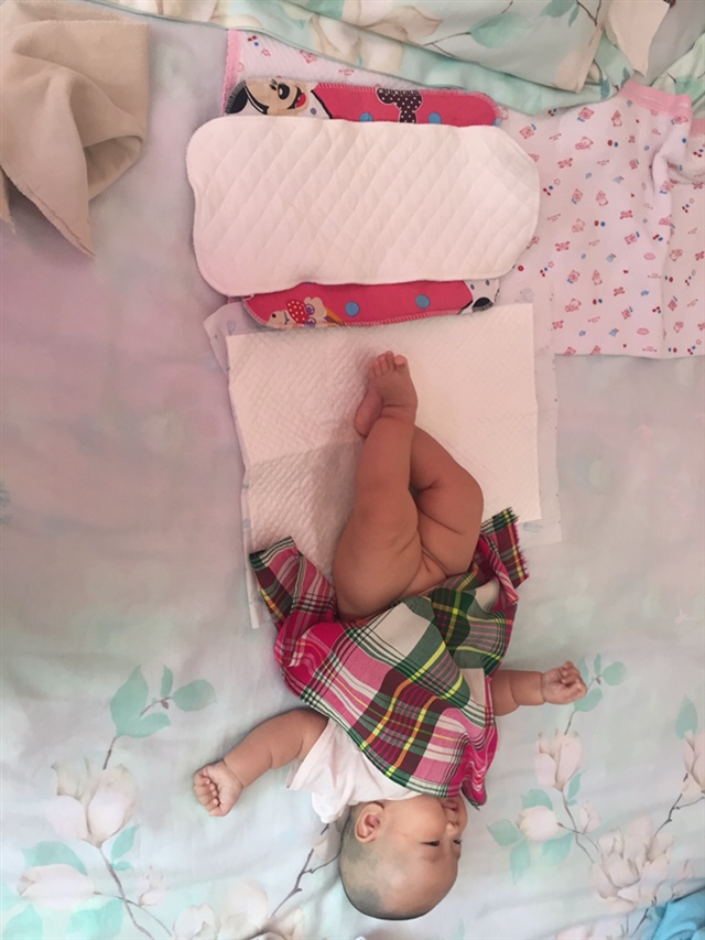 吃个早饭过来给屁股下面垫的尿布也踢一边去了，真厉害