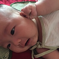 自己把自己的耳朵拧疼了，哭的嗷嗷的 吃个早饭过来给屁股下面垫的尿布也踢一边去了，真厉害