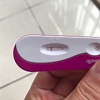 我想问问我这个是怀孕了吗？最近我是各种牌子试有时候晚上明显反而晨尿没那么明显，我距离月经还有一天...