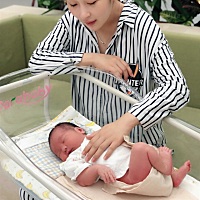 宝宝多少天后可以带他出远门啊 生孩子在婆婆家生的 现在想回我们自己家 坐高铁要五个小时 开车十个小时....