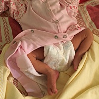 刚出生没几天的宝宝，睡觉的时候腿经常这样，婆婆怕他变成0型腿，说以前这样是要绑起来的，手也是，请问...