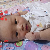 我家宝宝23天，母乳喂养，这两天每次拍嗝都不爱出，有的时候一拍就给拍吐了，吐的是奶瓣。睡觉溢奶也是...