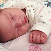 发了那么多负能量，晒下我经历万千磨难生的小肉蛋，8斤4两的女宝，双眼皮大眼睛。虽然不能伟大的说我经...