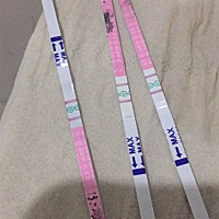 我还有俩天来大姨妈 为什么连续俩天用排卵试纸测到强阳 而早孕试纸是白板？有同样情况的姐妹吗？