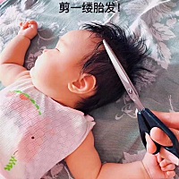 剪一缕胎发，温柔放入胎发球❤️ 将最珍贵的东西珍藏起来😍 一生仅有一次的胎发，最珍贵的礼物🎁