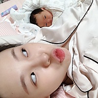 一个人生孩子还难产上产钳侧切缝线我都没哭过！喂奶把自己喂到崩溃...乳头都流血了 宝宝每吸一口奶都痛...