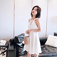 努力做一个可爱的人， 不埋怨谁，不嘲笑谁，也不羡慕谁。 阳光下灿烂，风雨中奔跑， 做自己的梦，走自己...