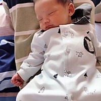 我家宝宝，只要不让他睡床上，他啥姿势都可以睡好久。一放到床上就哼哼唧唧！怎么办哦！？😂