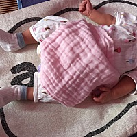 房间空调打28度，宝宝这样应该不冷吧，家里老说我空调开太低孩子冷，可我好热啊