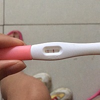 ❣备孕中，月经推迟4天，今天早上早早孕棒测出来怀孕了，但是去镇上医院做b超，医生说日子太浅，现在看...