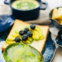 早餐🥣 牛油果一适合孕妈妈及备孕妈妈 醇厚配合燕窝的甜柔，入口即化 牛油果能平衡雌激素 减掉分娩产...