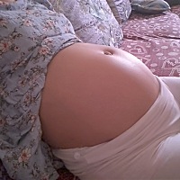 六个多月了，感觉肚子有点小，照片看到大，实际我感觉的肚子有点小按？做四维做了三次都没有看看宝宝脸...