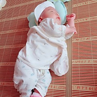 宝妈们，我家宝宝一个月就会侧翻了，而且他很喜欢侧着睡，百度了下网上说过早会侧翻可能是脑瘫，好吓人...