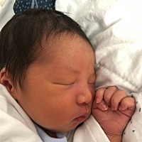 刚出生时丑的不想看他，现在妥妥的一枚小帅哥啊😄