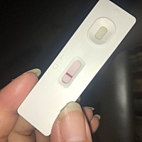 亲们，月经推迟六天，今天早晨测了一下有水印，不仔细看还看不见，大家帮我看下是怀孕了还是？