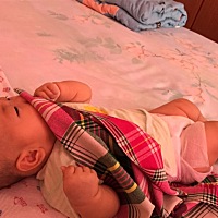 小家伙长心眼了 把被单当吃的往嘴里送 看见我偷拍她了 拿开被单嘴巴还张的大大的想吃 喔喔……想哭呢