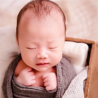 今天满月去体检。一个月才长了一斤多，不达标！宝宝你每天这么能吃 都吃到哪去了