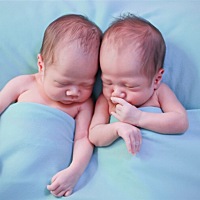 双胞胎儿子今天49天喽，记录这美好的一刻。