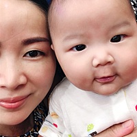 宝宝今天100天了，又有小进步，能笑出声了✌️