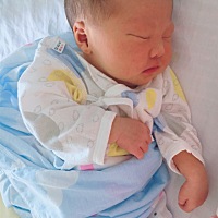 前两天顺产女宝6斤半，是二胎。现在给宝宝起名字了，姐姐朱雅琪，妹妹也准备用前两个字，朱雅。。。宝妈...