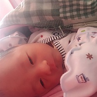 宝贝终于出院了。 在保温箱呆了八天。 妈妈太想你了 34 2早产宝宝。健健康康