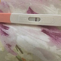 姨妈推迟了八天了，今天晨尿测的，还是么中，哎，这是怎么了啊