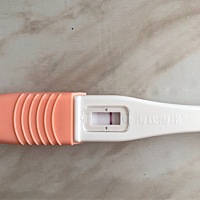 刚刚测的，今天是排卵期同房后的第十天，不是早上测的不知道能不能是真的，唉，明天早上再测一次。