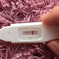 宝妈们，是不是怀孕了，求告知，今天本来是大姨妈该来的日子，可是没来，测试一下显示这样，是不是有宝...